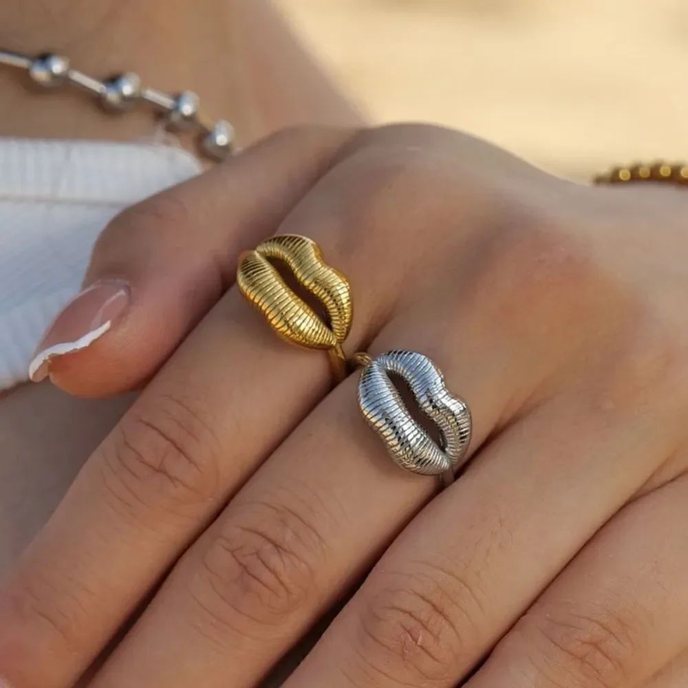 Gold lips ring M366
